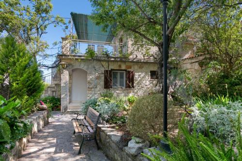 Apartments with parking space Supetar, Brac - 22123