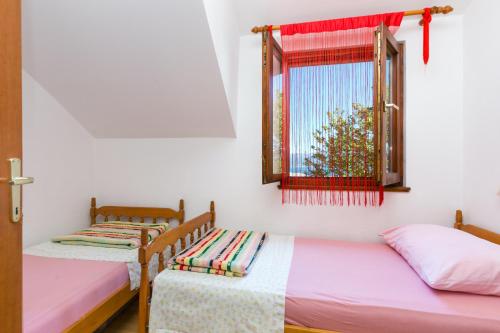 Apartments with parking space Supetar, Brac - 22123
