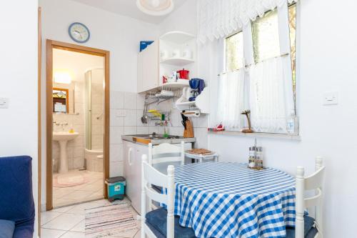 Apartments with parking space Supetar, Brac - 22123