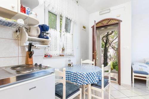 Apartments with parking space Supetar, Brac - 22123