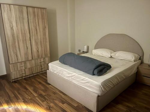 - un lit avec une couverture bleue dans l'établissement Madinaty Luxury Escape 2BR, à Madinaty