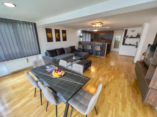 ein Wohnzimmer mit einem Tisch und einem Sofa in der Unterkunft City View Apartment in Sarajevo