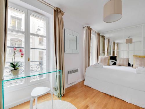 - une chambre avec un lit blanc et une table en verre dans l'établissement Charming apartment -1BR-4P- Arc de Triomphe, à Paris