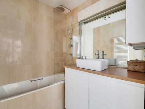 une salle de bain avec un lavabo et un miroir dans l'établissement Charming apartment -1BR-4P- Arc de Triomphe, à Paris