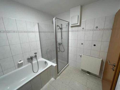 Ένα μπάνιο στο Holiday apartment in Winterberg with terrace