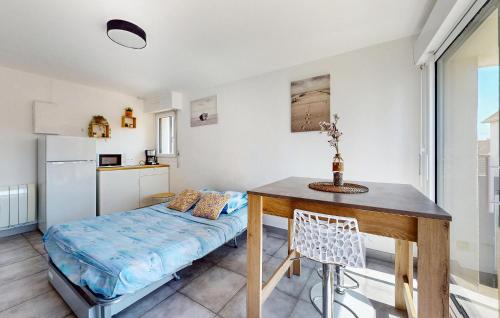 une petite pièce avec une table et un petit lit dedans dans l'établissement Lovely Apartment In Ambleteuse, à Ambleteuse