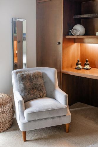 Ruang duduk di Luxe HomeStay 1 BEDROOM Option at 6 O'Clock Shadows