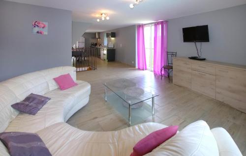 un salon avec un canapé blanc et une table dans l'établissement Lovely Home In Pont De Labeaume, à Pont-de-Labeaume