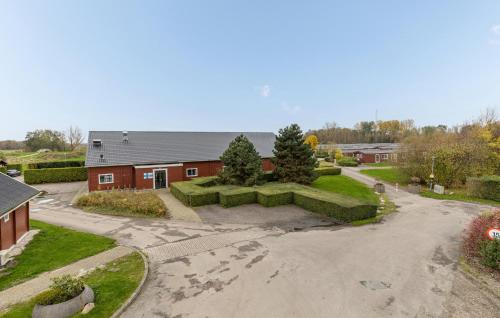 an aerial view of a house with a driveway at Awesome Home In Wagenborgen With Wifi in Wagenborgen