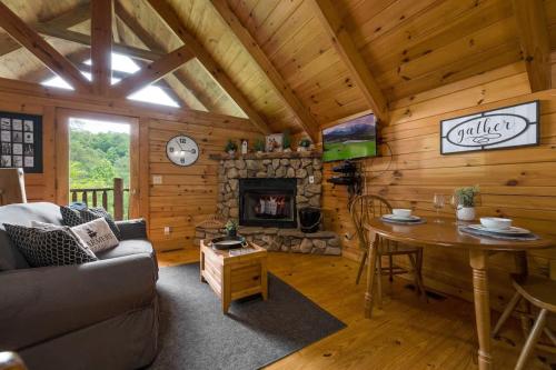 Private Studio Log Cabin! Mountain View, Hot Tub, Fireplace, Honeymoon! photo 4