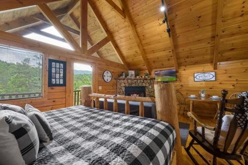 Private Studio Log Cabin! Mountain View, Hot Tub, Fireplace, Honeymoon! photo 5