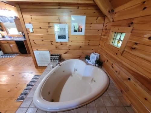 Private Studio Log Cabin! Mountain View, Hot Tub, Fireplace, Honeymoon! photo 6