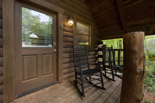 Private Studio Log Cabin! Mountain View, Hot Tub, Fireplace, Honeymoon! photo 7