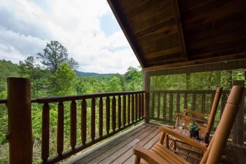 Private Studio Log Cabin! Mountain View, Hot Tub, Fireplace, Honeymoon! photo 8