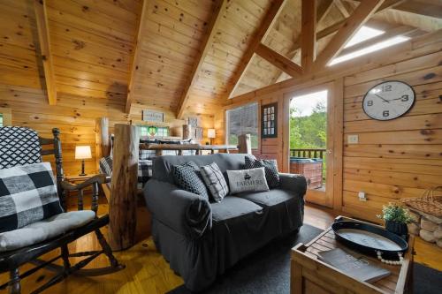 Private Studio Log Cabin! Mountain View, Hot Tub, Fireplace, Honeymoon! photo 9