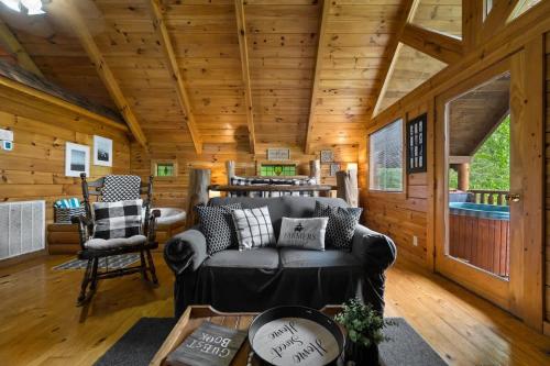 Private Studio Log Cabin! Mountain View, Hot Tub, Fireplace, Honeymoon! photo 10