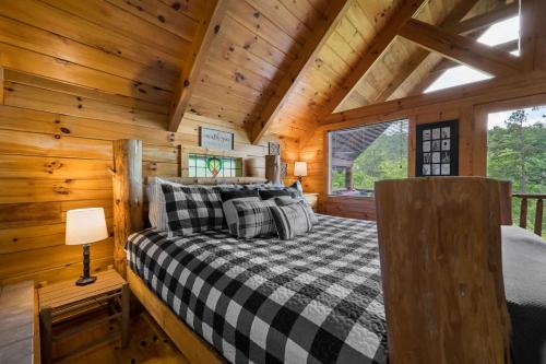Private Studio Log Cabin! Mountain View, Hot Tub, Fireplace, Honeymoon! photo 12