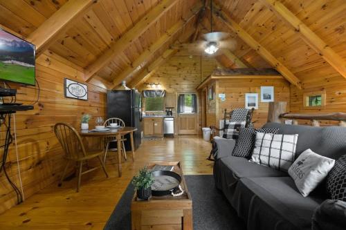 Private Studio Log Cabin! Mountain View, Hot Tub, Fireplace, Honeymoon! photo 11