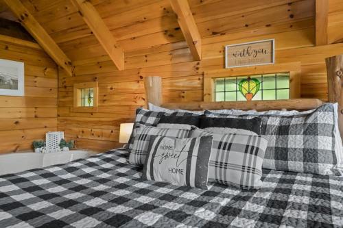 Private Studio Log Cabin! Mountain View, Hot Tub, Fireplace, Honeymoon! photo 13