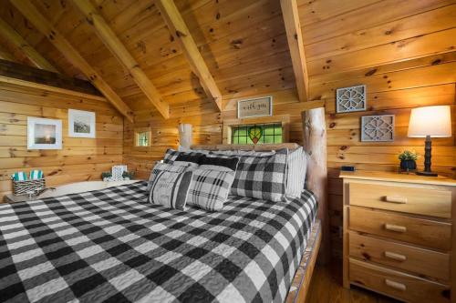 Private Studio Log Cabin! Mountain View, Hot Tub, Fireplace, Honeymoon! photo 14
