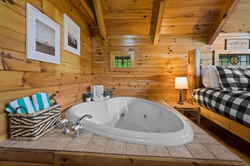 Private Studio Log Cabin! Mountain View, Hot Tub, Fireplace, Honeymoon! photo 15