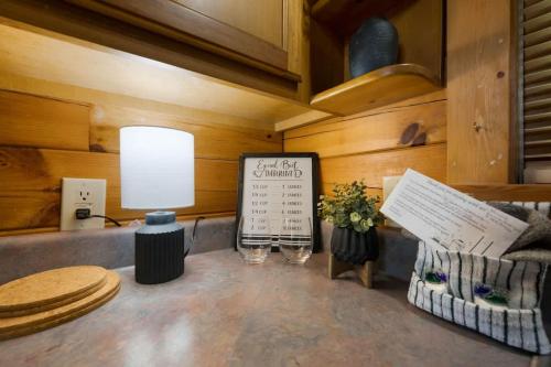 Private Studio Log Cabin! Mountain View, Hot Tub, Fireplace, Honeymoon! photo 17