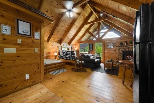 Private Studio Log Cabin! Mountain View, Hot Tub, Fireplace, Honeymoon! photo 18