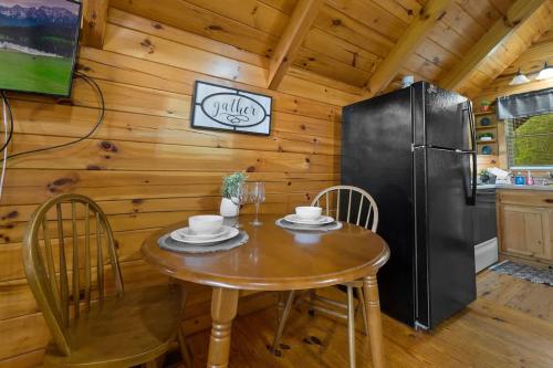 Private Studio Log Cabin! Mountain View, Hot Tub, Fireplace, Honeymoon! photo 19
