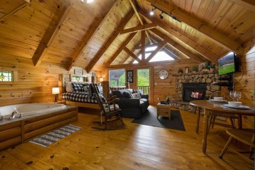 Private Studio Log Cabin! Mountain View, Hot Tub, Fireplace, Honeymoon! photo 21