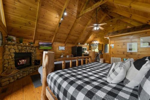 Private Studio Log Cabin! Mountain View, Hot Tub, Fireplace, Honeymoon! photo 20