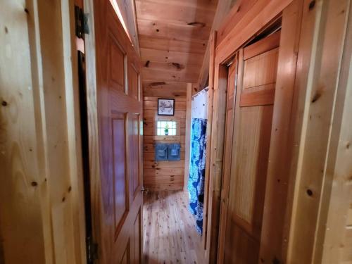 Private Studio Log Cabin! Mountain View, Hot Tub, Fireplace, Honeymoon! photo 23
