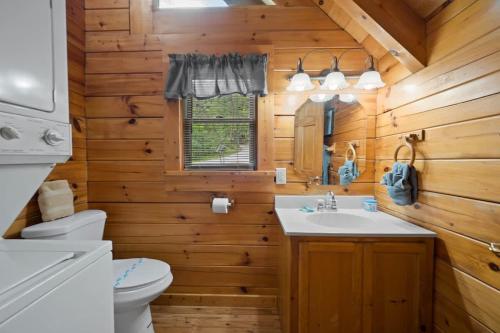 Private Studio Log Cabin! Mountain View, Hot Tub, Fireplace, Honeymoon! photo 25