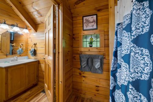 Private Studio Log Cabin! Mountain View, Hot Tub, Fireplace, Honeymoon! photo 24