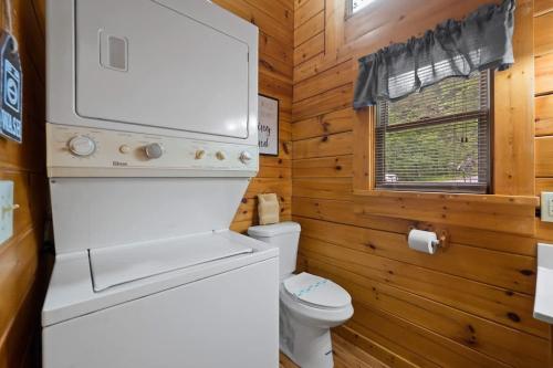 Private Studio Log Cabin! Mountain View, Hot Tub, Fireplace, Honeymoon! photo 26