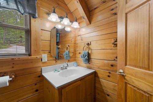 Private Studio Log Cabin! Mountain View, Hot Tub, Fireplace, Honeymoon! photo 27