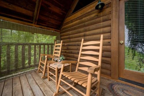 Private Studio Log Cabin! Mountain View, Hot Tub, Fireplace, Honeymoon! photo 28