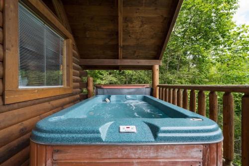 Private Studio Log Cabin! Mountain View, Hot Tub, Fireplace, Honeymoon! photo 37