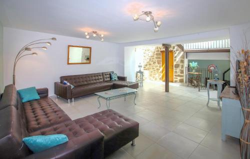 un salon avec un canapé et une table dans l'établissement Mas Des Sapins, à Pont-de-Labeaume