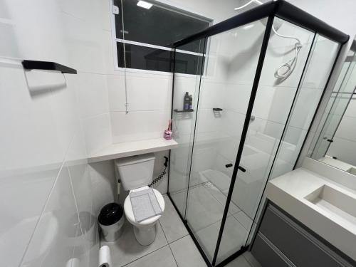 Ένα μπάνιο στο Apartamento próximo avenida da Semi Jóia