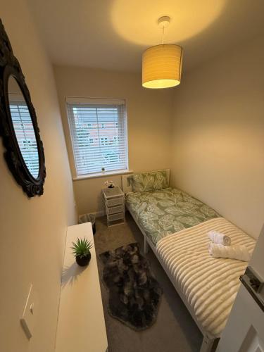 Walk To Airport - 3 Bedrooms x2 Driveway - EV Charging - Washer & Dryer photo 14