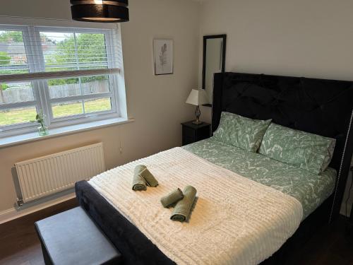 Walk To Airport - 3 Bedrooms x2 Driveway - EV Charging - Washer & Dryer photo 3