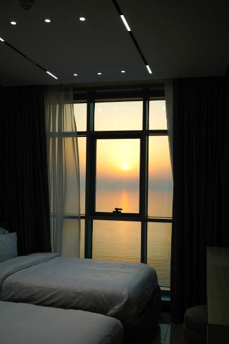 Ein Bett oder Betten in einem Zimmer der Unterkunft Beachfront , luxurious holiday homes with sea view
