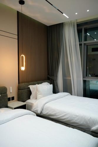Ein Bett oder Betten in einem Zimmer der Unterkunft Beachfront , luxurious holiday homes with sea view