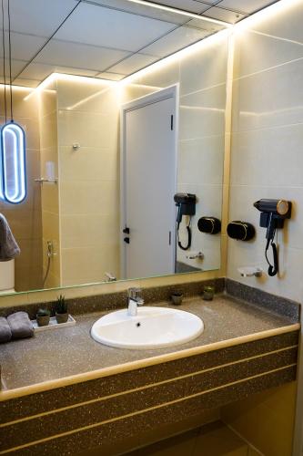 Ein Badezimmer in der Unterkunft Beachfront , luxurious holiday homes with sea view