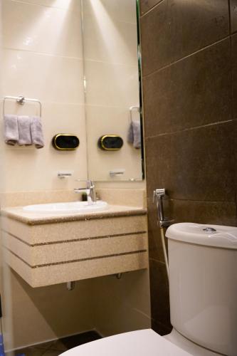 Ein Badezimmer in der Unterkunft Beachfront , luxurious holiday homes with sea view