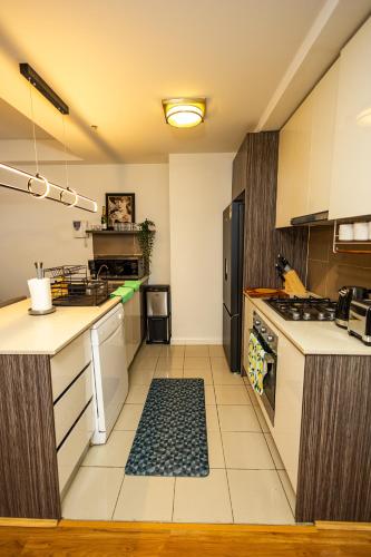 Kuchyň nebo kuchyňský kout v ubytování CozyNest Parramatta Modern 2BR with Parking