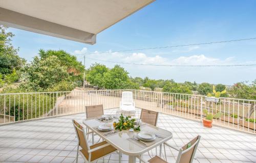 a patio with a table and chairs on a balcony at 4 Bedroom Awesome Home In Modica in Modica