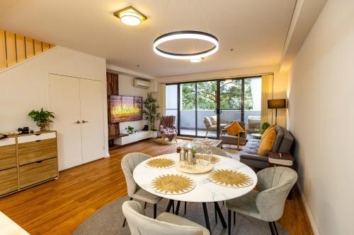 Posezení v ubytování CozyNest Parramatta Modern 2BR with Parking