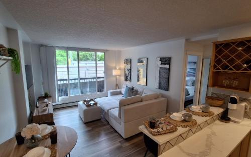 Posezení v ubytování Modern 1br Apt, Up to 4 people, Steps to 17th Ave, Downtown & Stampede