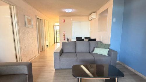 Χώρος καθιστικού στο Riverview Kalbarri 50 | Poolside | Pool | Sleeps 5